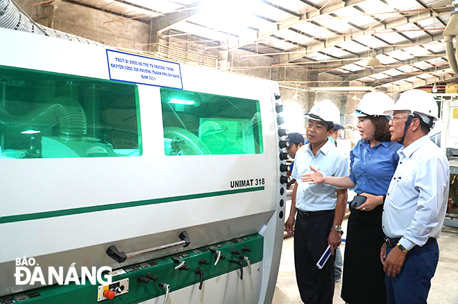 The industrial promotion programme helps many businesses boldly invest in development. IN PHOTO: Representatives of the Da Nang Department of Industry and Trade and the city’s Industry and Trade Promotion Centre inspecting equipment supported under the industrial promotion programme at the Viet-Sec Joint Stock Company located in the Hoa Cam Industrial Park, Cam Le District. Photo: M.Q