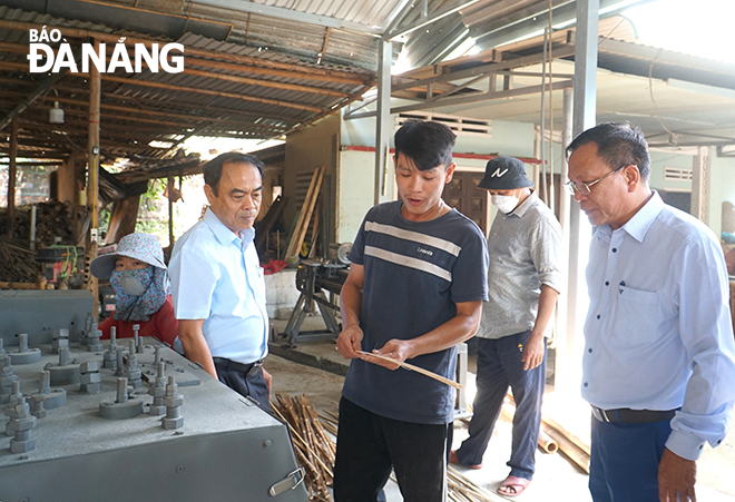 The industrial promotion programme helps many businesses boldly invest in development. IN PHOTO: Representatives of the Da Nang Department of Industry and Trade and the city’s Industry and Trade Promotion Centre inspecting equipment supported by the industrial promotion programme at the Nguyen Hong Hung's business household in Hoa Nhon Commune, Hoa Vang District. Photo: M.Q