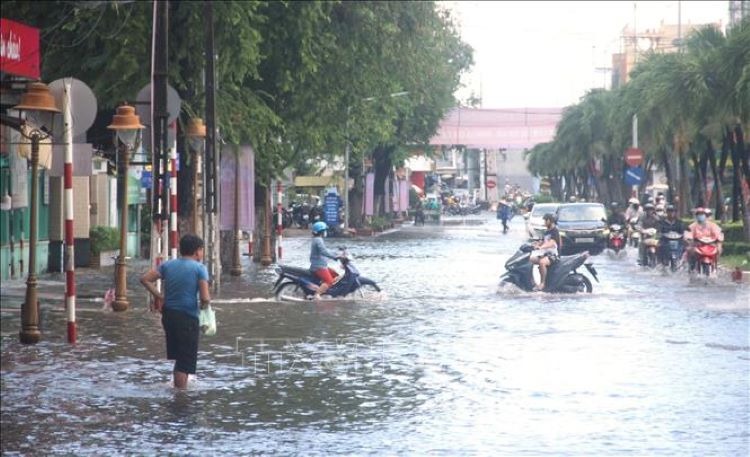 Các tuyến đường ngập sâu khiến cho việc di chuyển của người dân trên địa bàn thành phố Bạc Liêu rất khó khăn. Ảnh: Chanh Đa-TTXVN