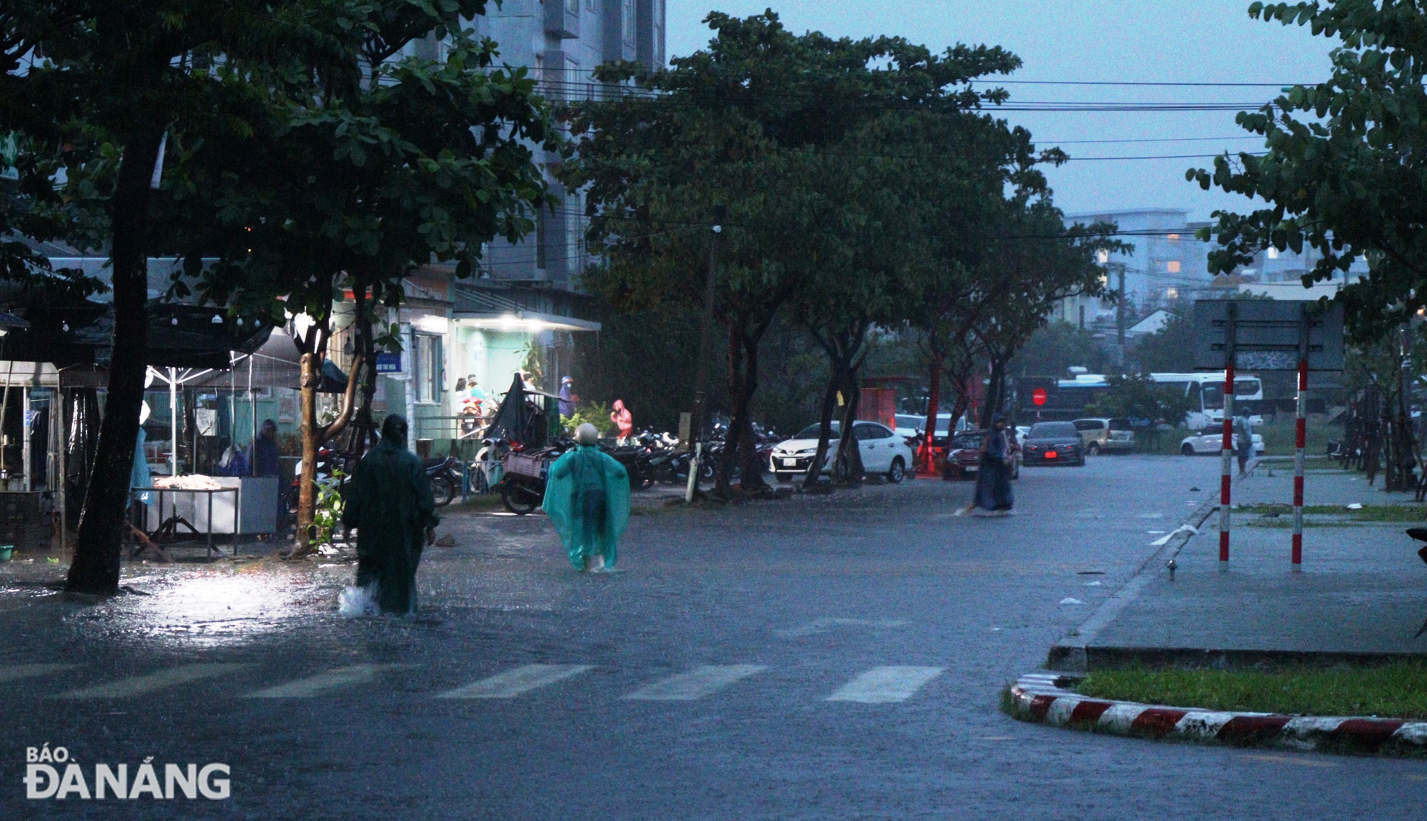 Mưa to từ rạng sáng nay đã làm ngập nhiều tuyến đường trên địa bàn thành phố. Ảnh: HOÀNG HIỆP