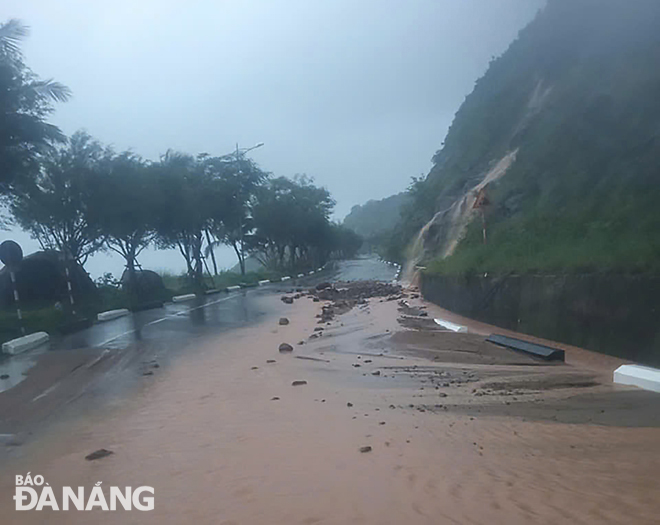 Nhiều đoạn đất, cát, đá đã tràn ra đường lên bán đảo Sơn Trà. Ảnh: PHƯƠNG UYÊN