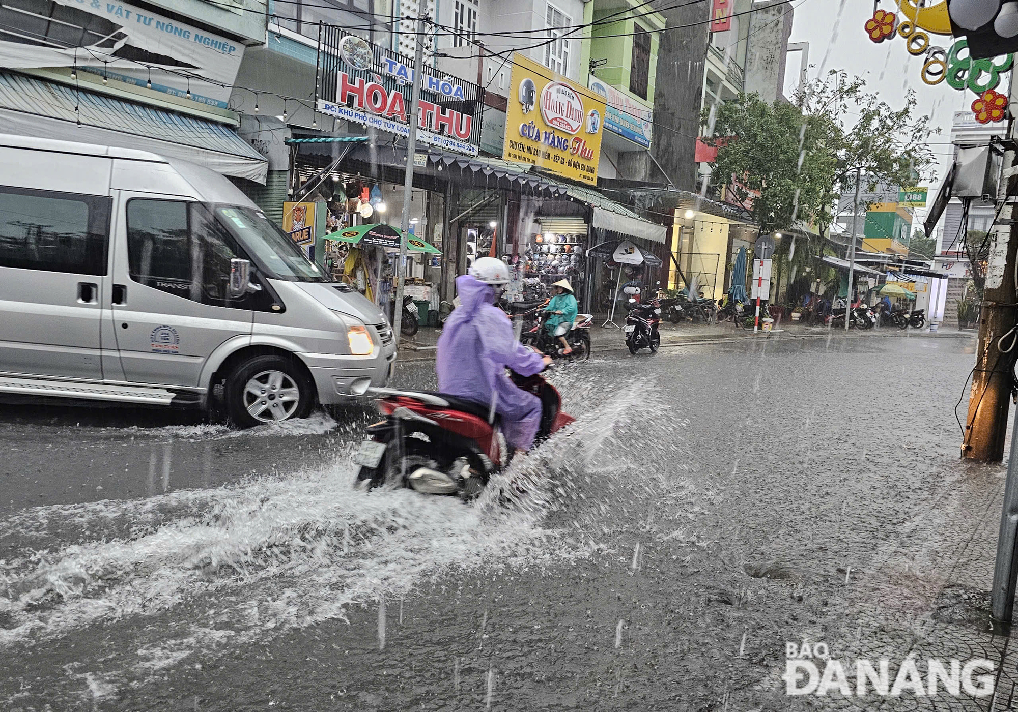 Mưa lớn gây ngập một số nơi trên địa bàn thành phố.