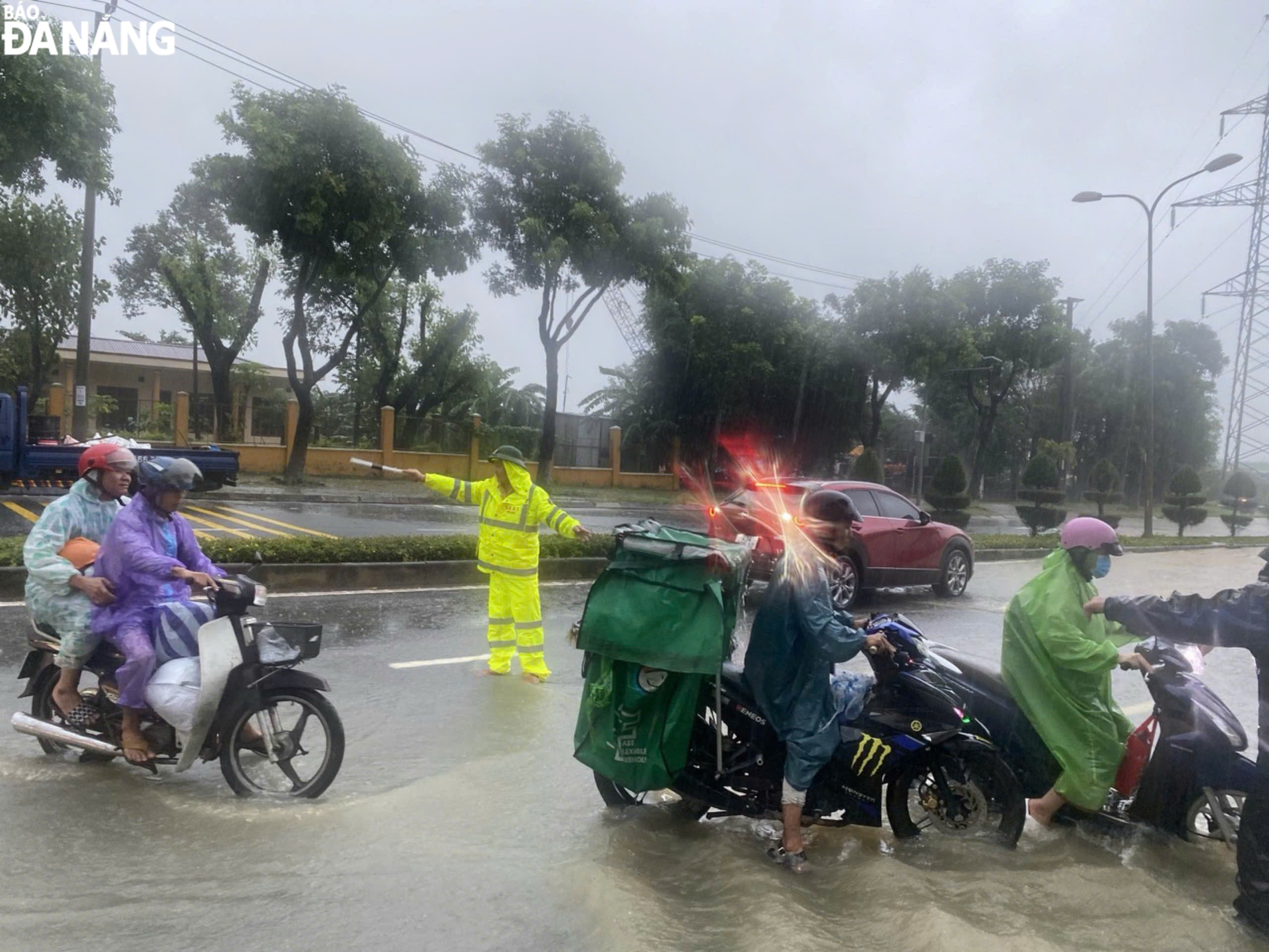 Lực lượng Cảnh sát giao thông (Công an thành phố) kịp thời có mặt tại các tuyến đường để điều tiết, hướng dẫn người dân lưu thông theo hướng an toàn.