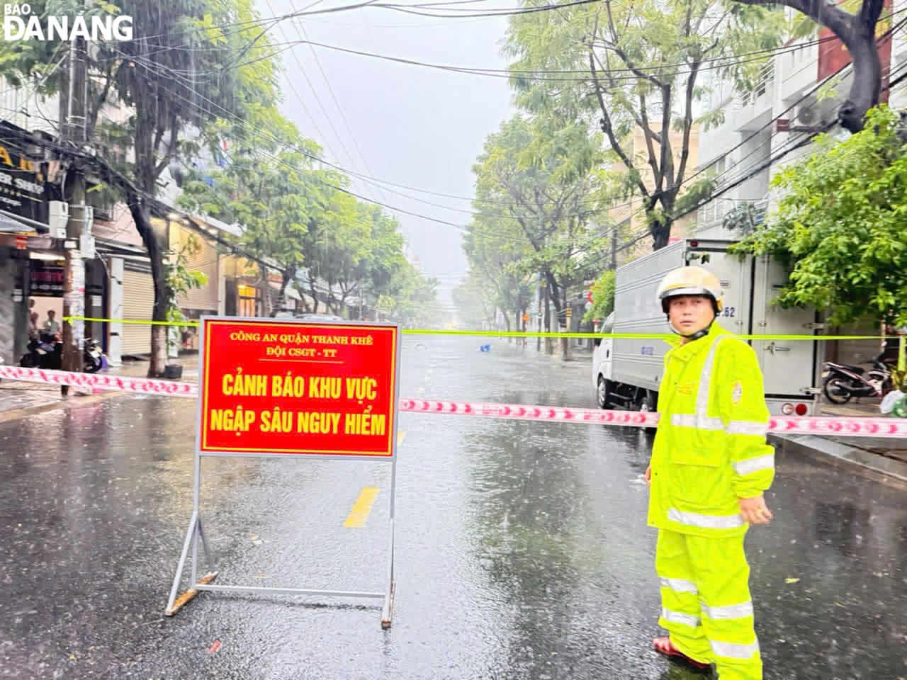 Lực lượng Cảnh sát giao thông - trật tự (Công an quận Thanh Khê) cảnh báo tuyến đường nguy hiểm.