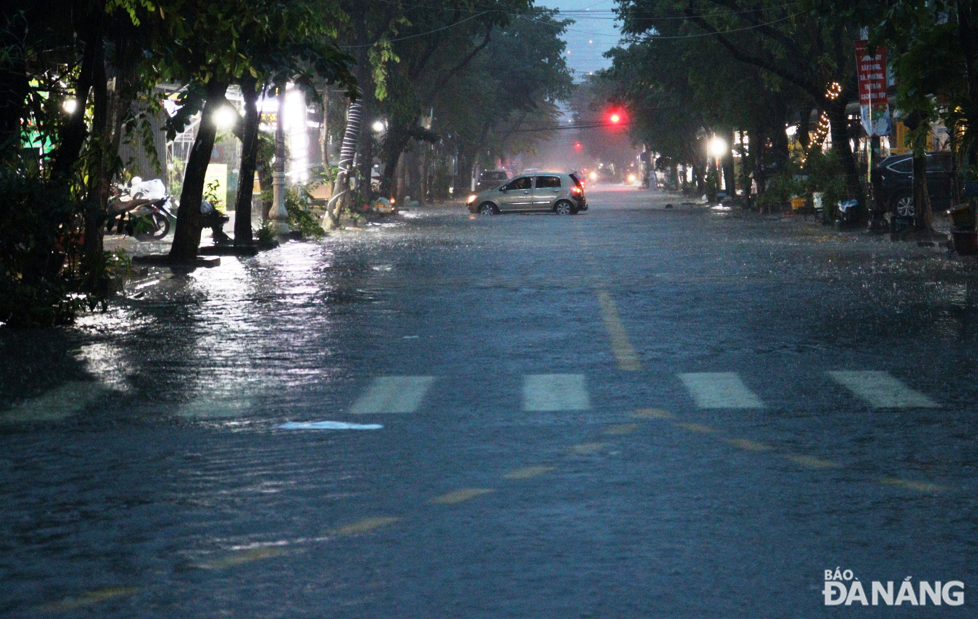 Many streets and areas in Son Tra, Hai Chau and Thanh Khe districts are flooded due to the intense rainfall in a short period. Photo: HOANG HIEP