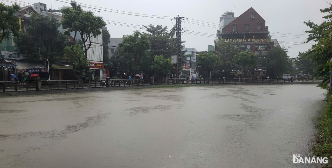 Lưu lượng nước lớn chảy ra từ Sân bay Đà Nẵng làm mực nước kênh Phong Bắc dọc đường Nguyễn Nhàn và Cống Quỳnh dâng cao. Ảnh: HOÀNG HIỆP