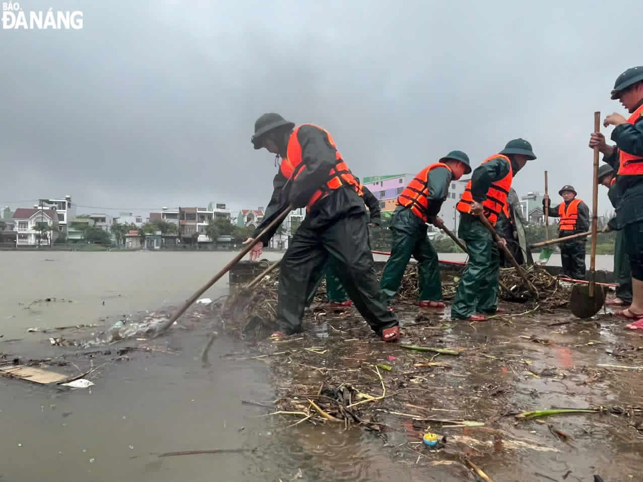 Lực lượng vũ trang thành phố ra quân khai thông cống rãnh và dọn dẹp rác thải.