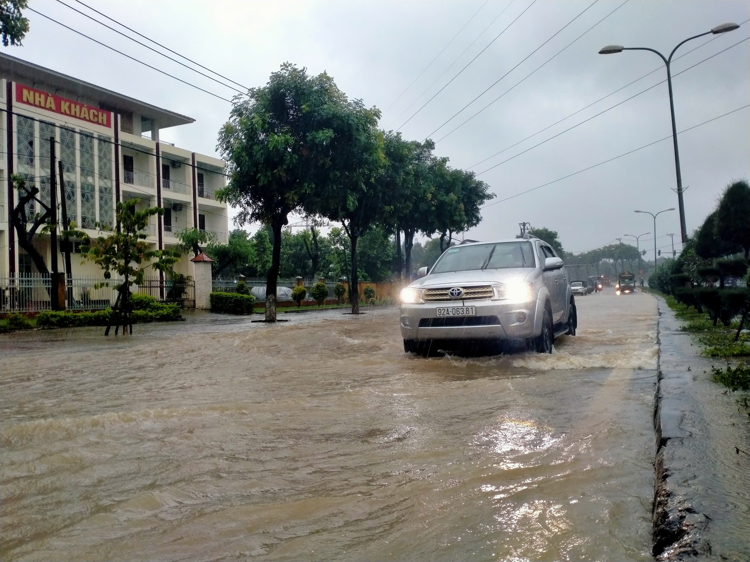 Khu vực đường Trường Sơn dẫn lên Trung tâm huyện Hòa Vang bị ngập.