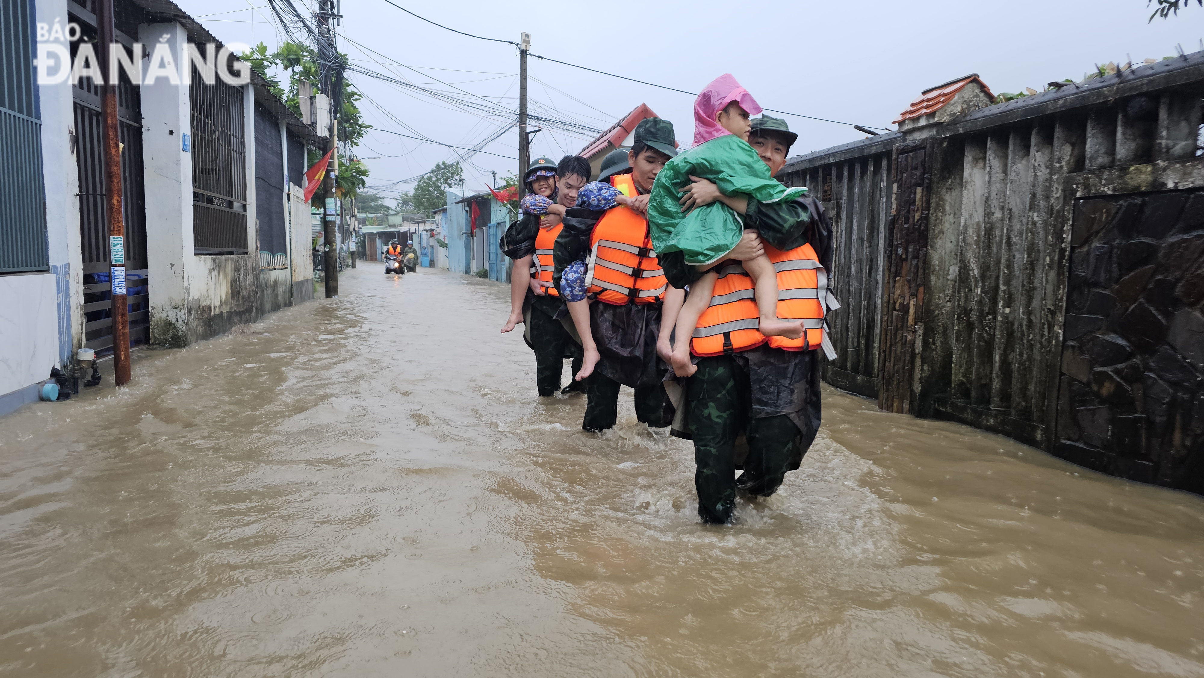 Đưa trẻ em di dời đến nơi an toàn. Ảnh: L.P