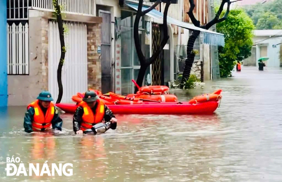 Bộ đội Biên phòng thành phố phối hợp các lực lượng giúp dân 