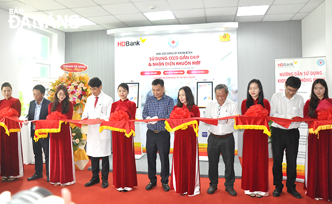 Delegates cutting the ribbon to inaugurate the smart medical kiosks at the Da Nang Hospital. Photo: LE HUNG