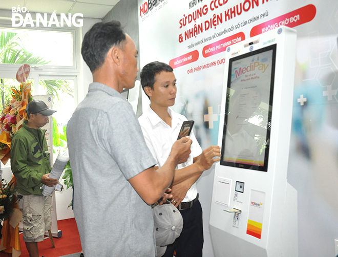 The smart medical kiosk helps people conveniently register for medical examinations and treatment services at the Da Nang Hospital. Photo: LE HUNG