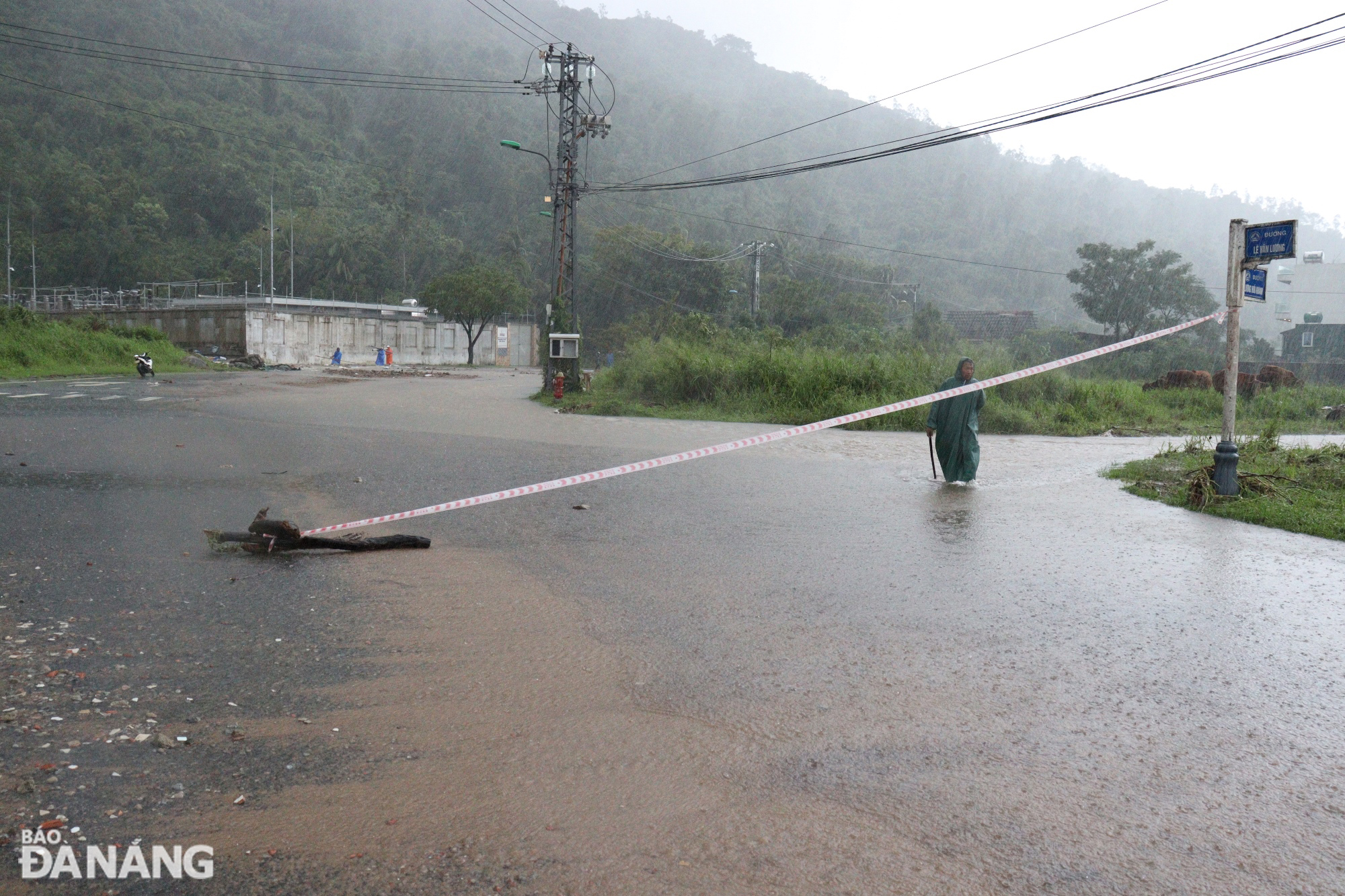 Le Van Luong Street is still flooded. Photo: HOANG HIEP