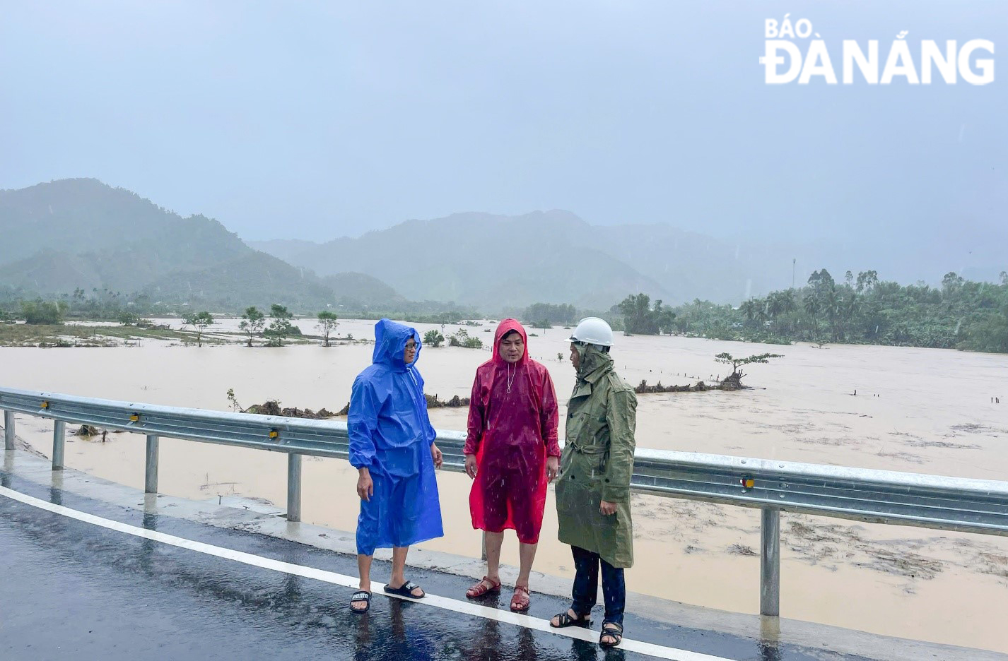 Phó Chủ tịch Thường trực UBND thành phố Hồ Kỳ Minh (bìa phải) kiểm tra điểm có nguy cơ sạt lở đoạn qua đèo La Ngà. Ảnh: PV