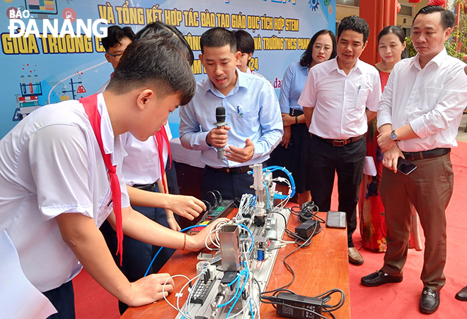 Pupils from the Phan Boi Chau Junior High School based in Son Tra District took part in a STEM festival coordinated by the Da Nang Vocational College. Photo: NGOC HA