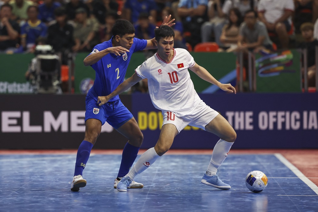 Đội tuyển futsal Việt Nam (áo trắng) được dự báo gặp nhiều khó khăn trong trận đấu với Thái Lan. Ảnh: VFF