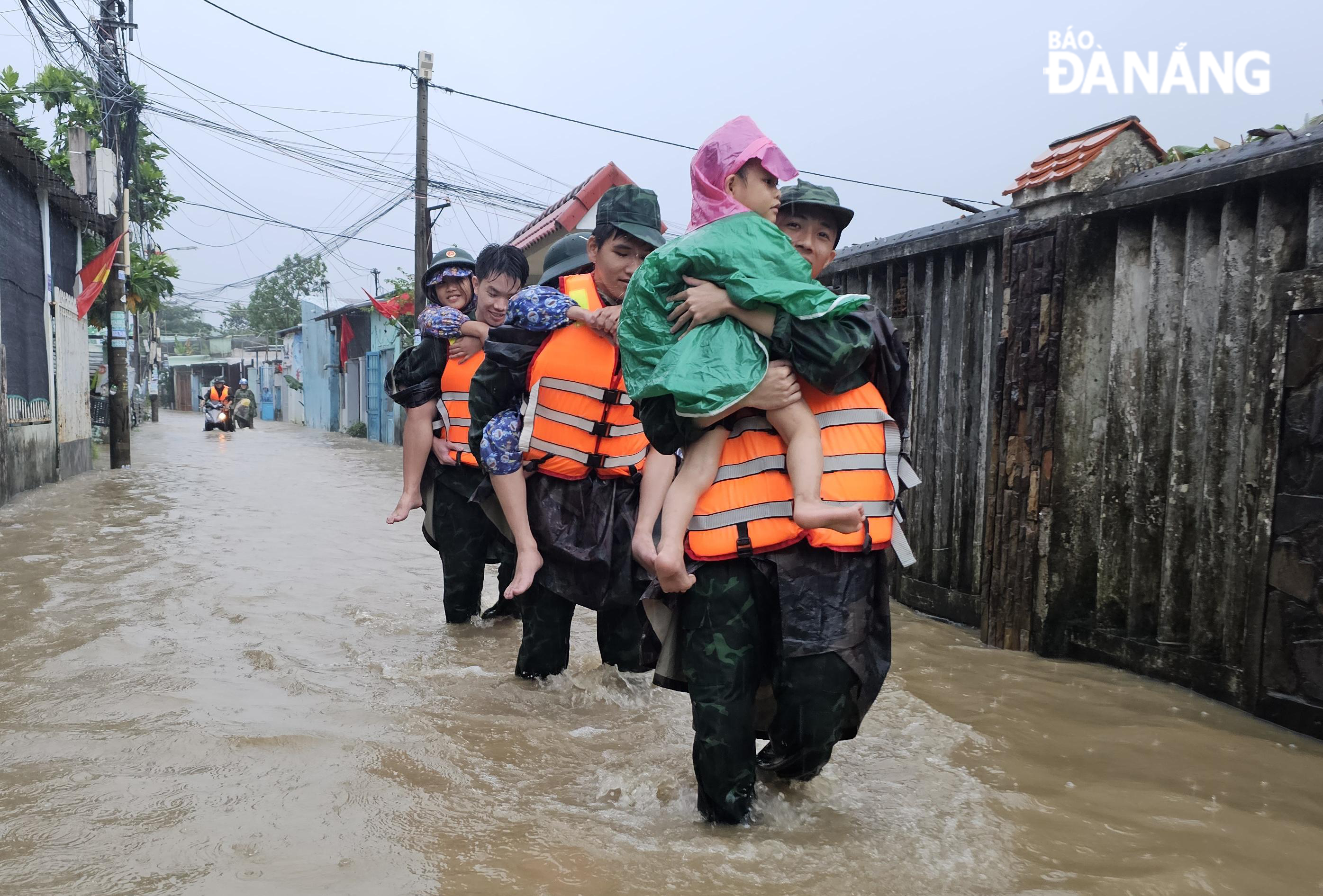 Cán bộ, chiến sĩ Đồn Biên phòng Hải Vân hỗ trợ người dân di dời đến nơi an toàn. Ảnh: LAM PHƯƠNG