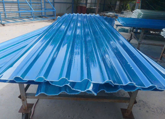 Tôn nhựa lấy sáng Polycarbonate. Ảnh: Sắt thép Sata 