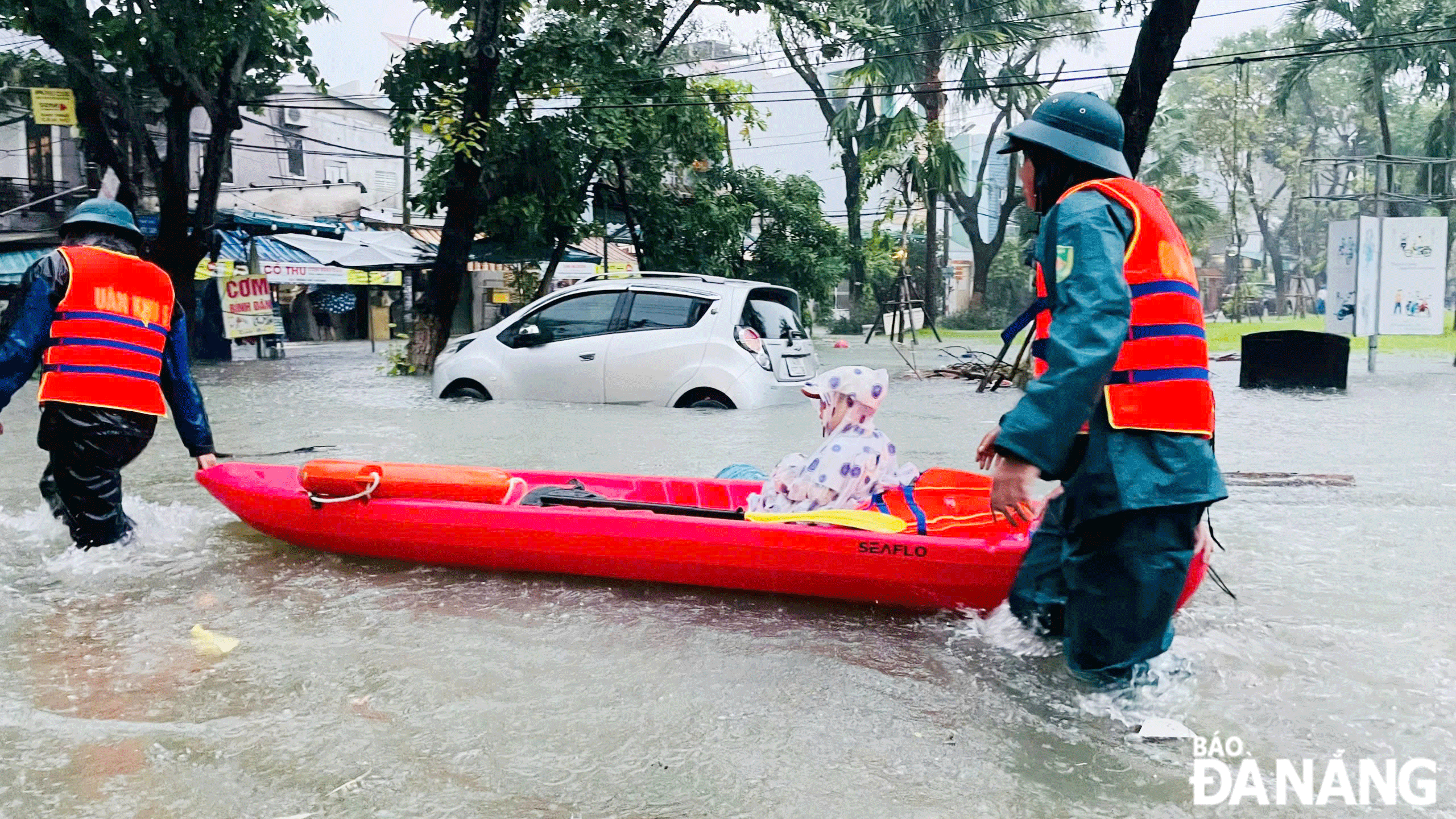 People were evacuated from the deeply flooded area along the sewer from Da Nang International Airport to Trung Nu Vuong Street during heavy rain on November 5, 2024. Photo: NAM TRAN