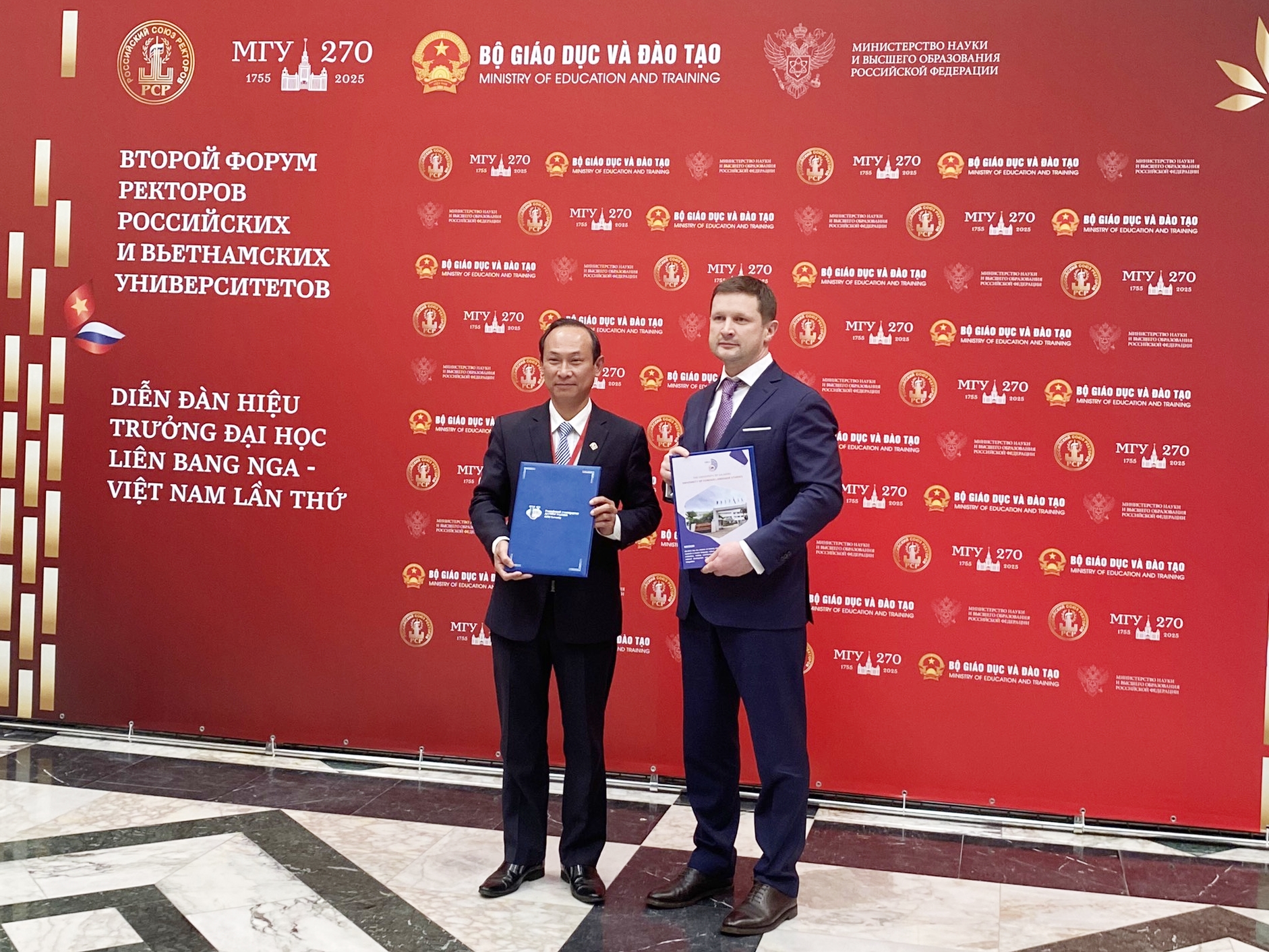 Assoc. Prof. Dr. Tran Huu Phuc (left) - Rector of the University of Foreign Language Studies-UD signed a cooperation agreement with the Peoples' Friendship University of Russia - RUDN University at the Viet Nam - Russia University Rectors Forum. Photo: the Da Nang University of Foreign Language Studies