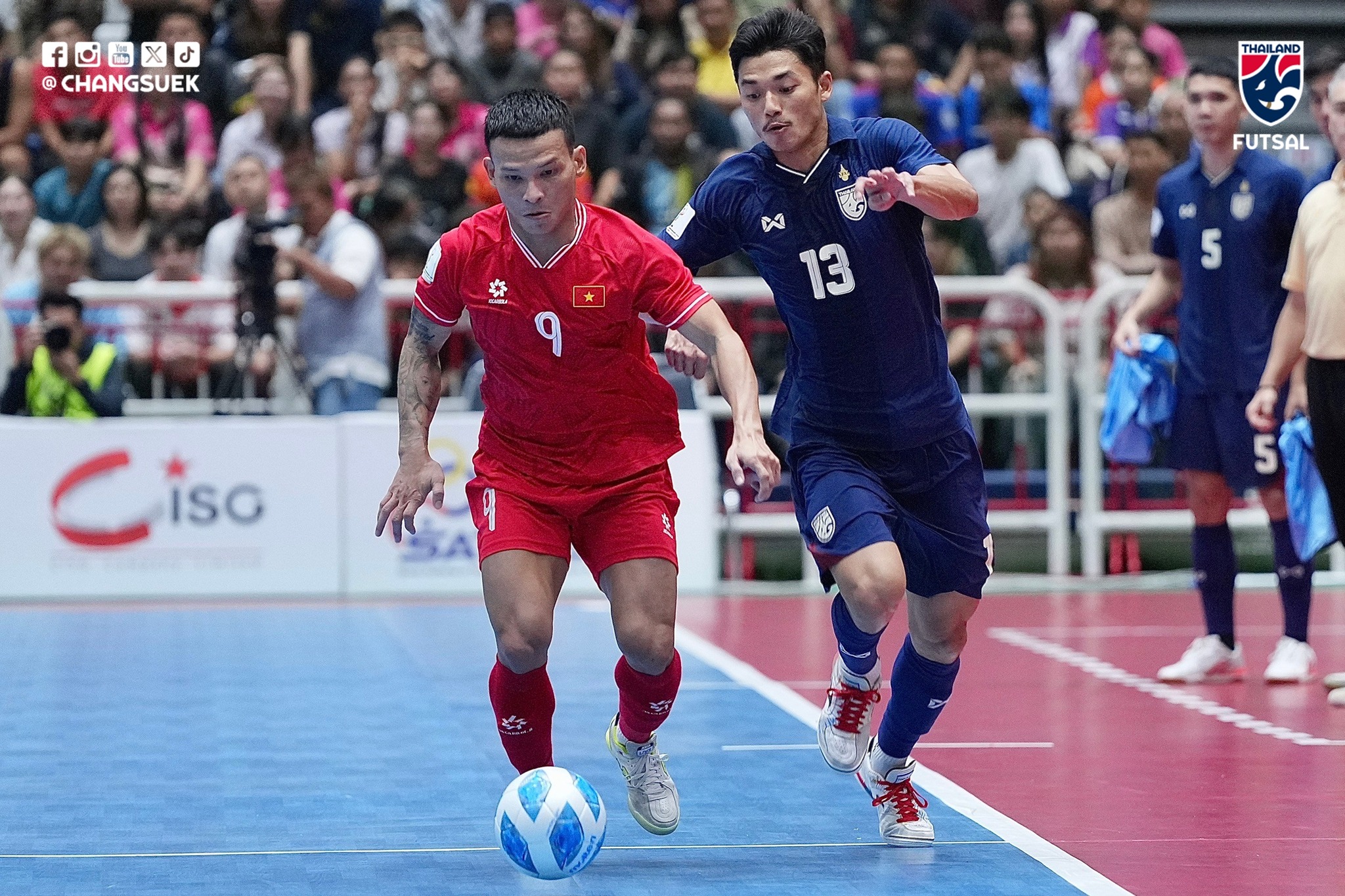 Đội tuyển futsal Việt Nam (áo đỏ) tự tin hướng đến trận đấu với Australia sau chiến thắng trước Thái Lan. Ảnh: FAT	