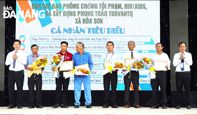 Mr. Nguyen Kim Khanh (second, right) received the 