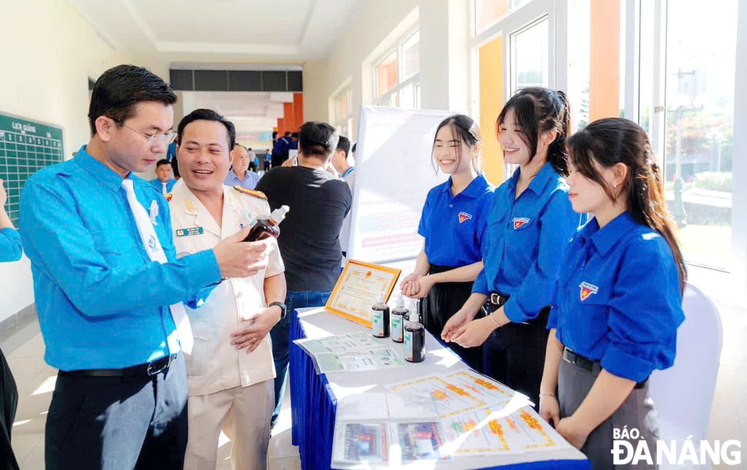 A group of students introduces their products to the public at a recent event. Photo: N.H