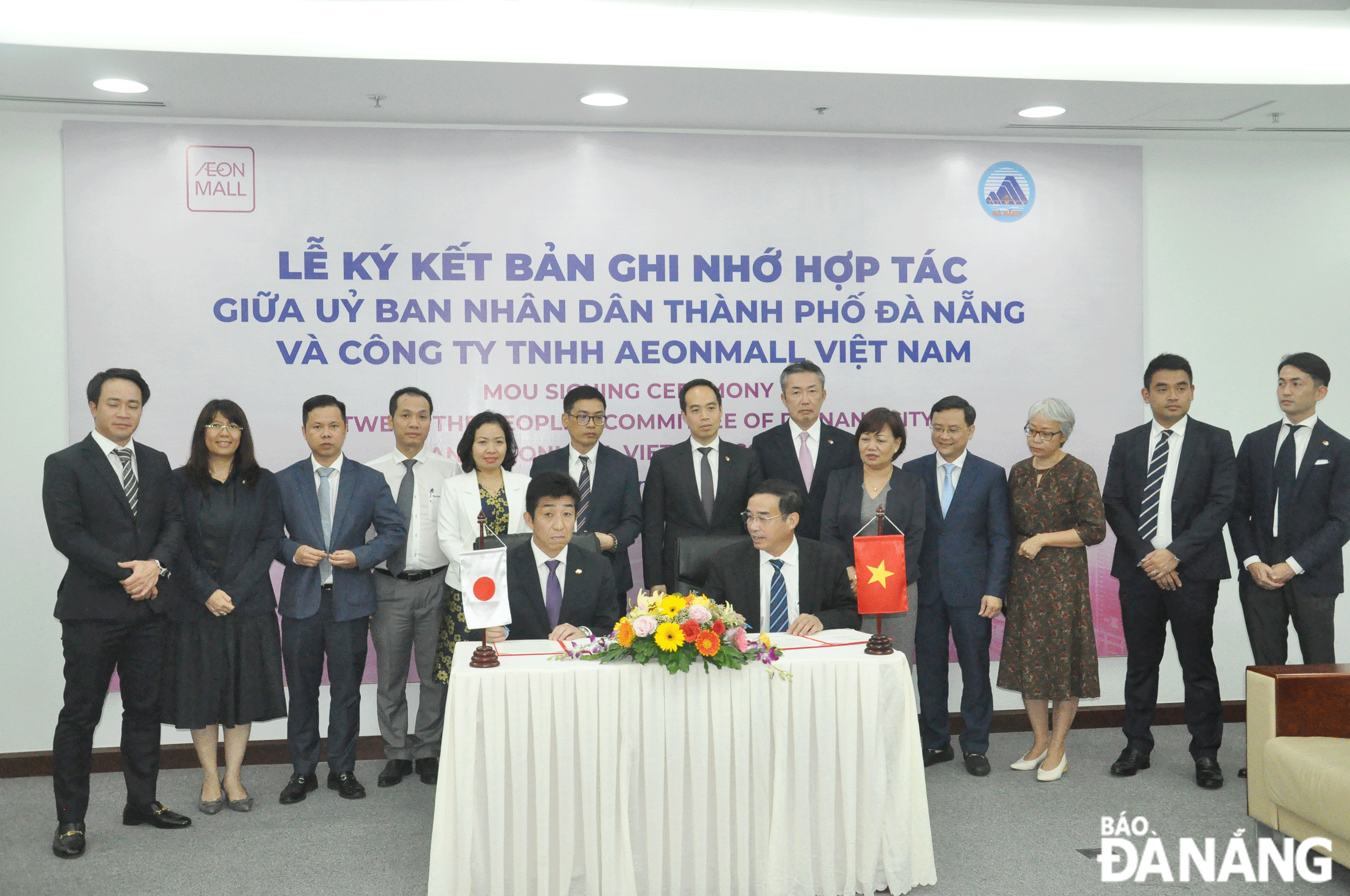 Da Nang expands cooperation with strategic investors to continue promoting economic development. IN PHOTO: Chairman of the municipal People's Committee Le Trung Chinh signed a Memorandum of Understanding with the Aeonmall Vietnam Co., Ltd. Photo: PV