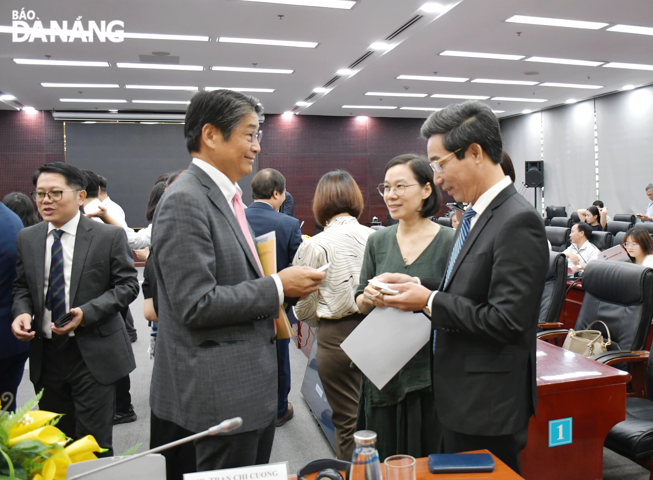 Vice Chairman of the Da Nang People's Committee Tran Chi Cuong (right) discussing with Japanese Ambassador to Viet Nam Ito Naoki at the “Da Nang - Japan Meeting” conference in early July. Photo: THANH LAN