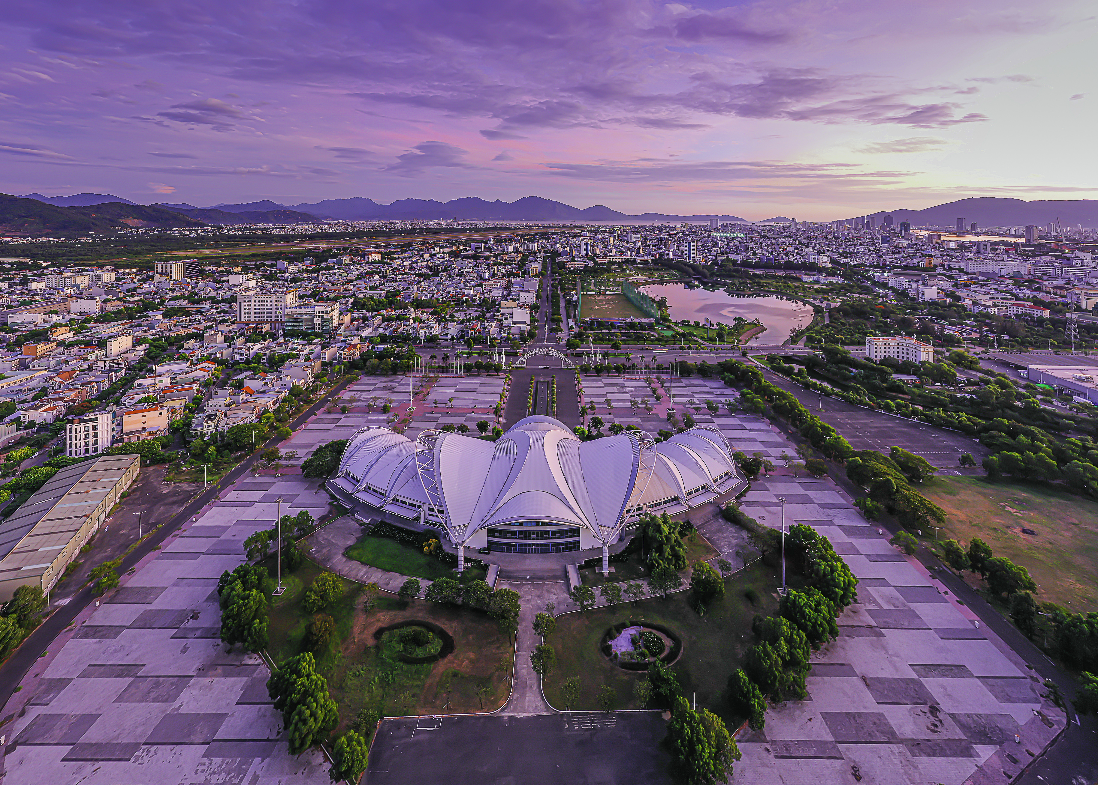 Trung tâm Hội chợ Triển lãm thành phố, một công trình kiến trúc trọng điểm của thành phố và quận Cẩm Lệ.