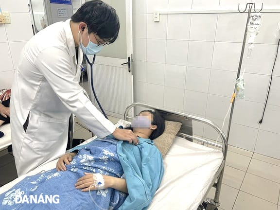 Once completed, these projects will provide healthcare workers with an enhanced working environment and offer patients a more supportive setting for treatment. IN PHOTO: A doctor at the Da Nang Hospital is giving medical check-up to a patient. Photo: L.HUNG  