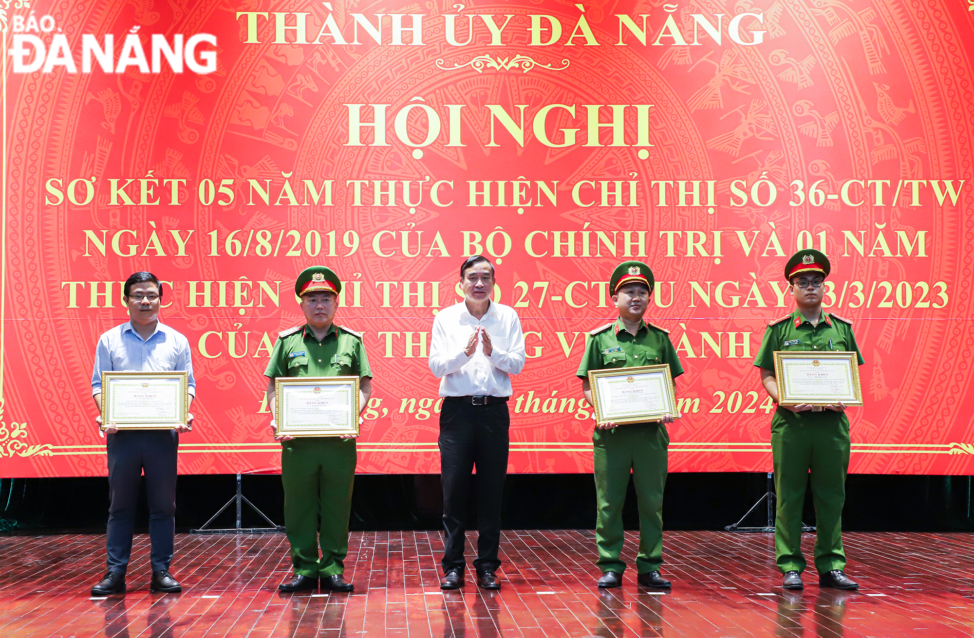 Chủ tịch UBND thành phố Lê Trung Chinh (trao bằng khen cho các cá nhân. Ảnh: NGỌC PHÚ