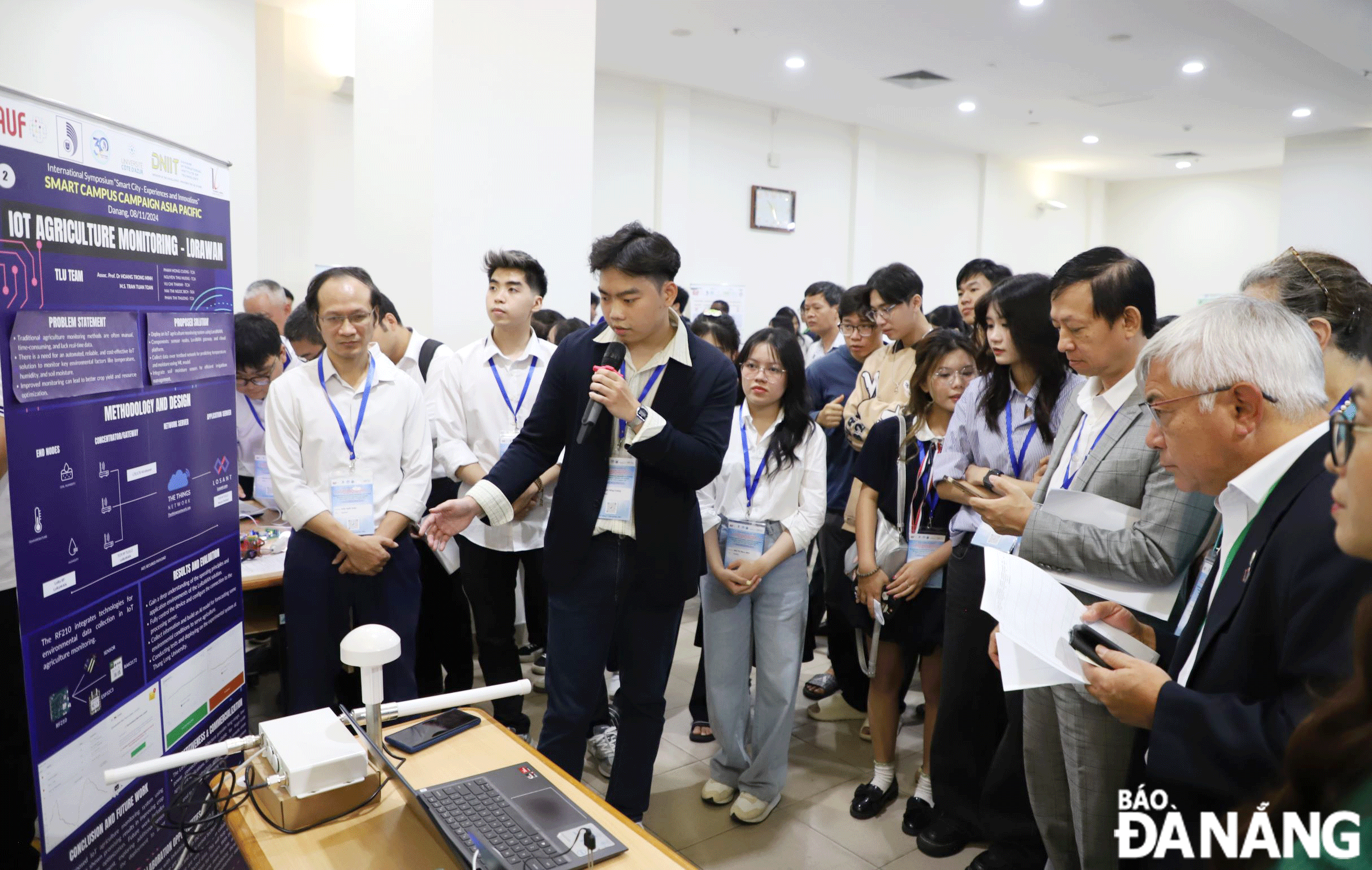 A group of students present their topics at the final round of the 2024 Asia-Pacific Smart Campus Competition. Photo: THU HA