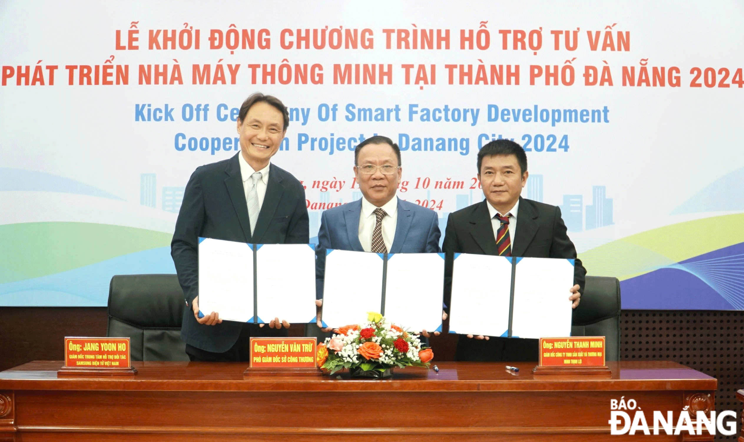 Representatives of the Da Nang Department of Industry and Trade, Samsung and Minh Thinh Loi Co.Ltd signed a cooperation agreement to implement the project. Photo: MAI QUE