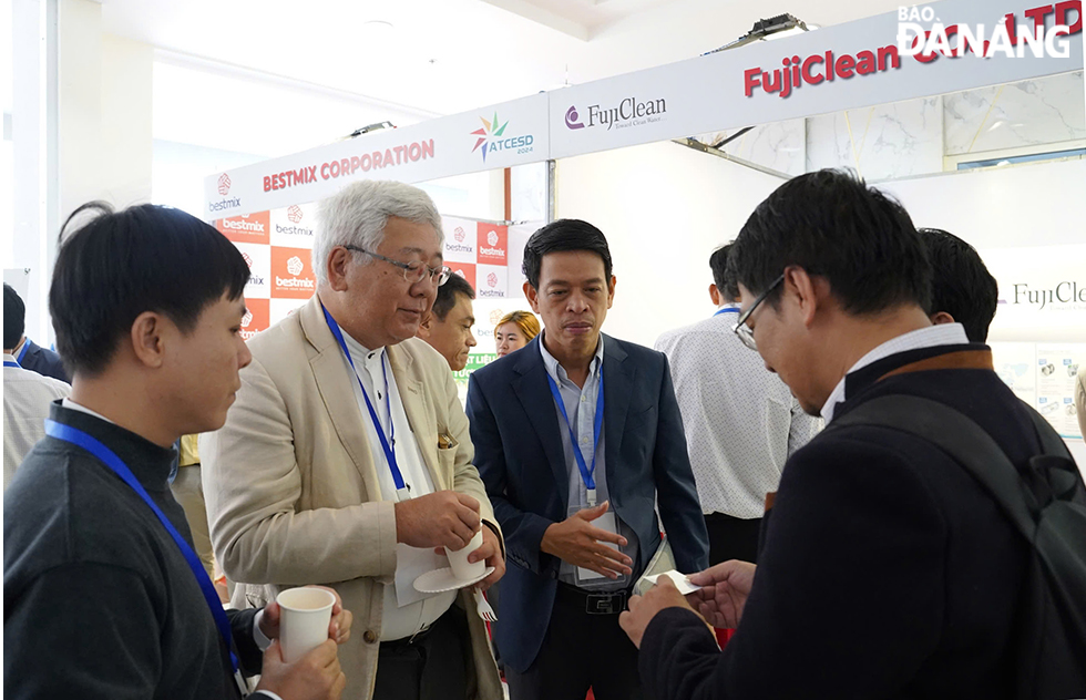 Scientists and experts discussing on the sidelines of the workshop. Photo: THU HA.