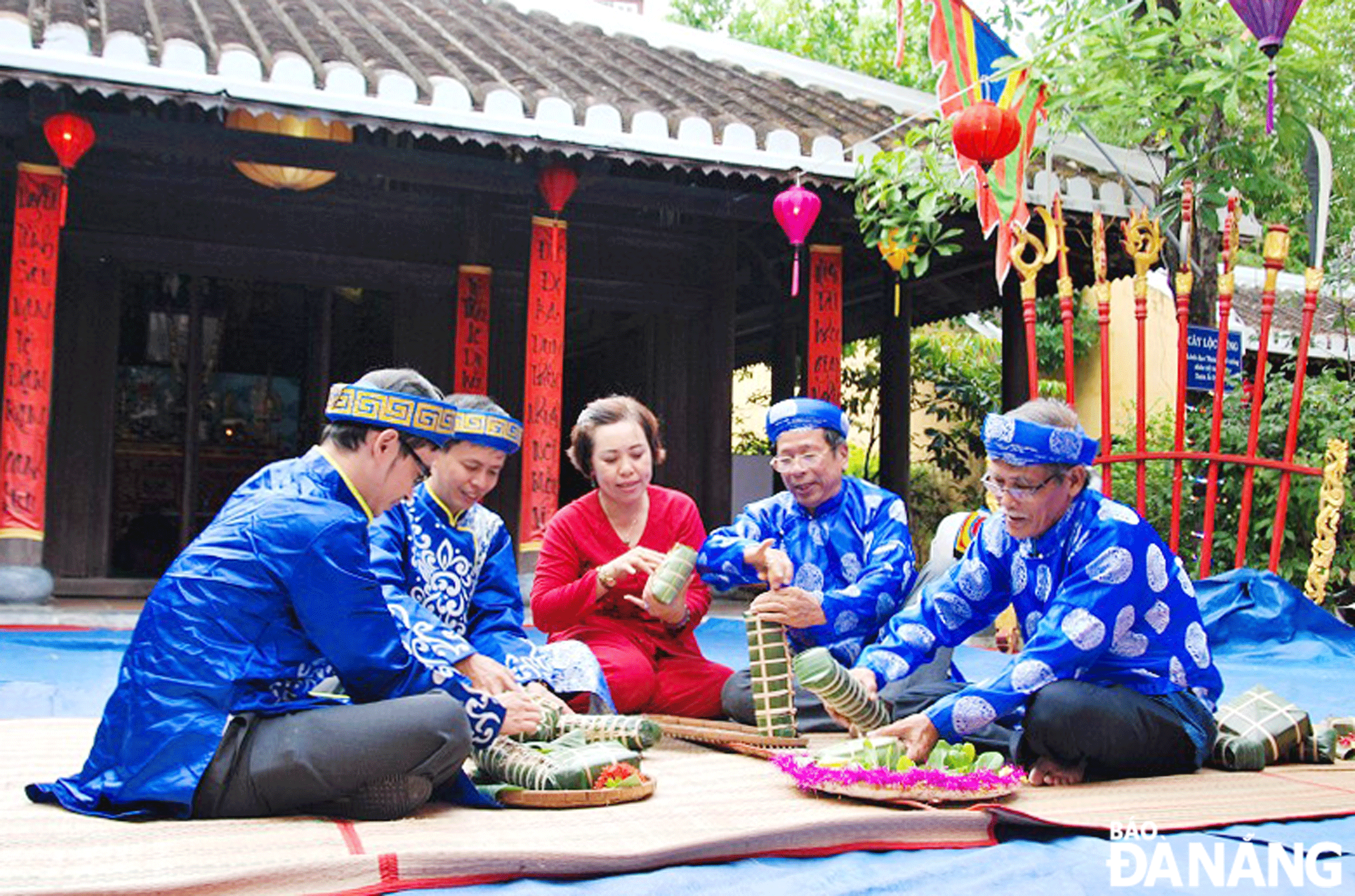 A contest to make 'banh chung' (square glutinous rice cakes) at the Hai Chau village communal house. Photo: HAO LUONG