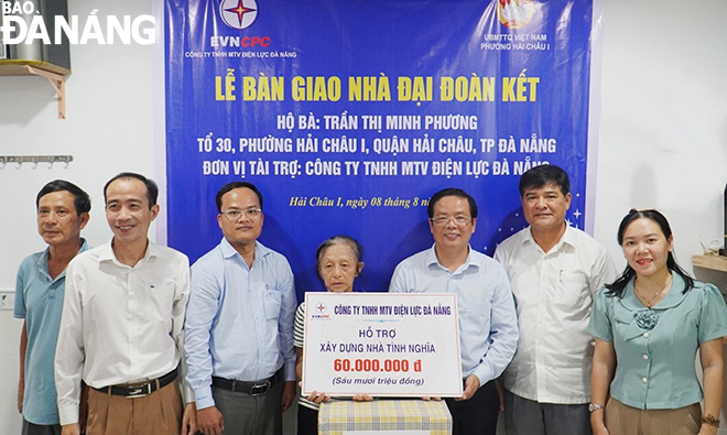 PC Da Nang leaders coordinated with local authorities to hold a handover ceremony of a Great Unity house for Mrs. Tran Thi Minh Phuong's family in Hai Chau 1 Ward, Hai Chau District, Da Nang. Photo: A.V