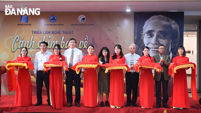 A ribbon-cutting ceremony to open the art exhibition “Phan Huynh Dieu - The Returning Bird”