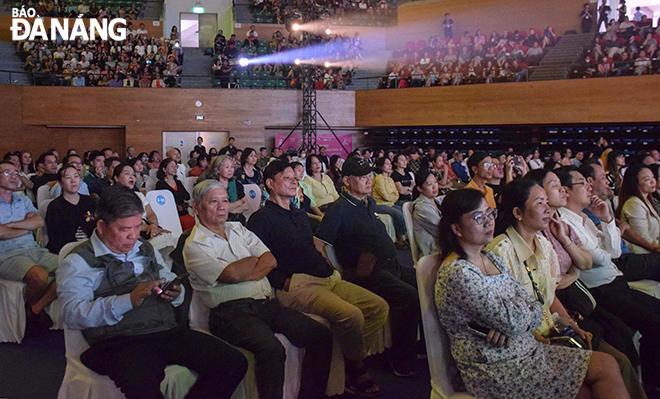 Audience enjoying the art programme 