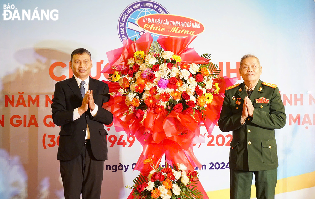  Permanent Vice Chairman of the Da Nang People's Committee Ho Ky Minh (left) presenting flowers to congratulate the 75th anniversary of the traditional day of Vietnam’s volunteer soldiers and experts in Laos (October 30, 1949 – 2024). Photo: T.P