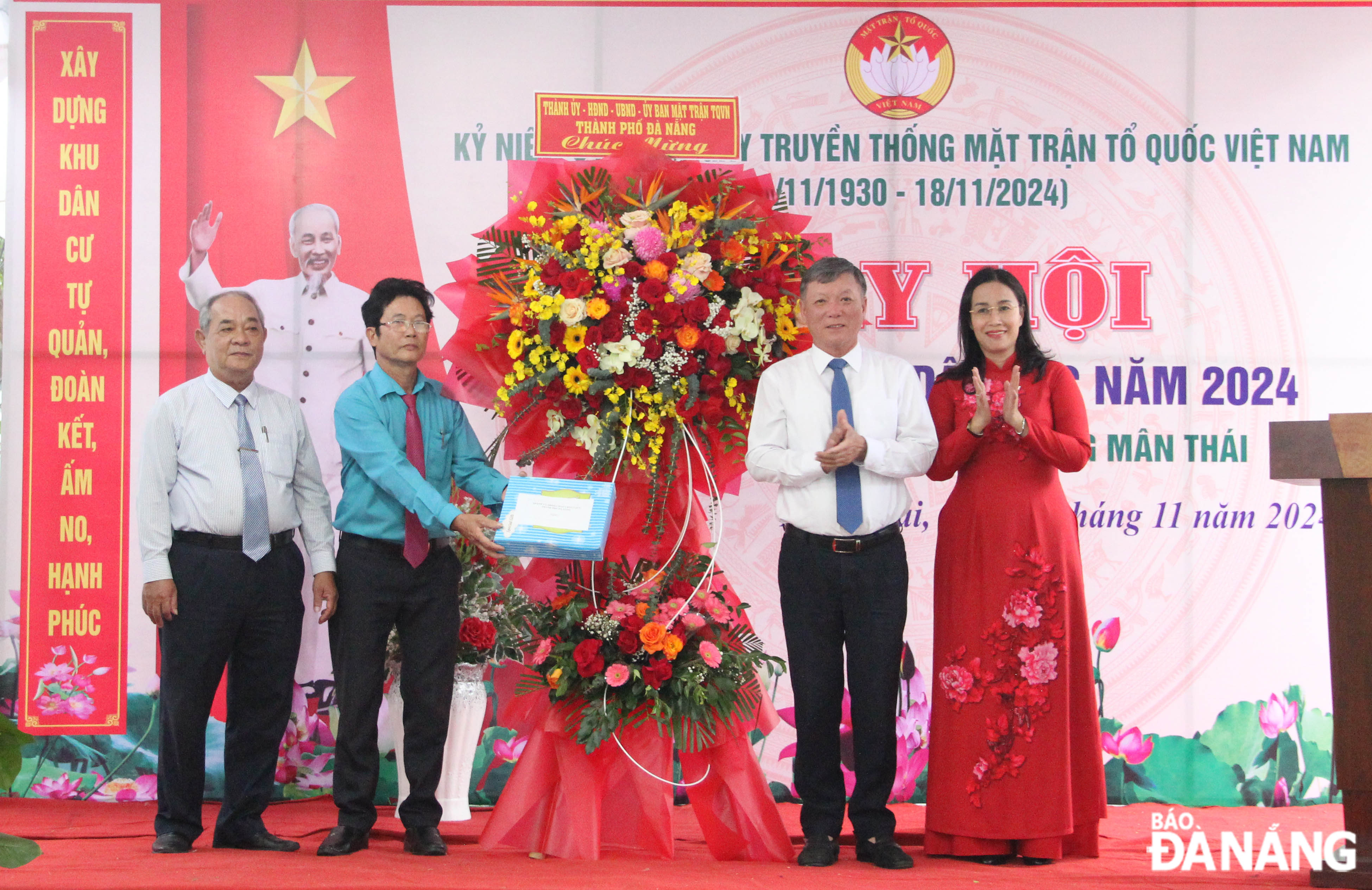 Chairman of the Viet Nam Fatherland Front Committee of Da Nang Le Van Trung (second, right), Vice Chairman of the municipal People's Committee Nguyen Thi Anh Thi (right cover) presented flowers and gifts to congratulate the Great National Unity Day. Photo: X.HAU