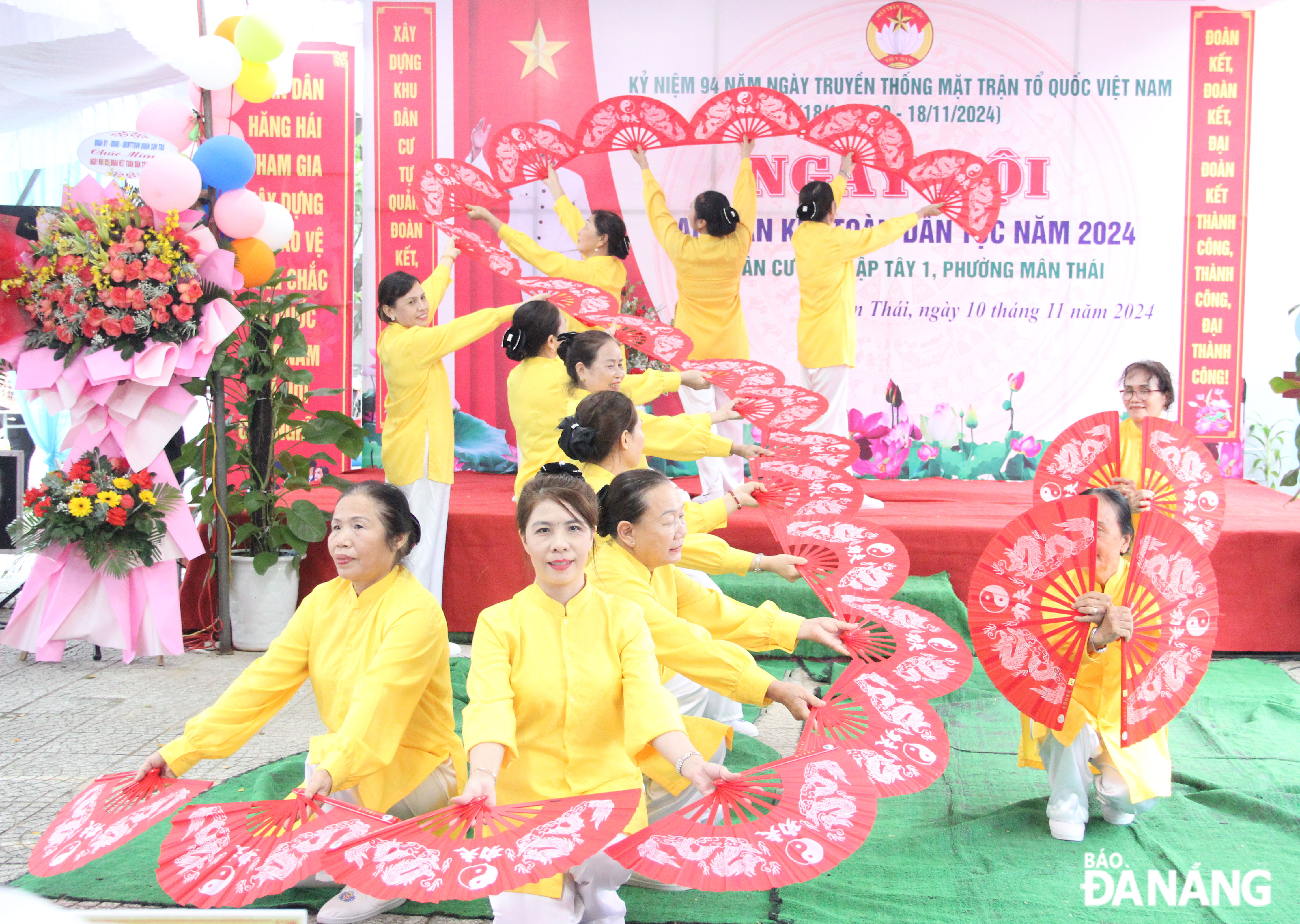 An art performance at the Great National Unity Day in Man Lap Tay 1 residential area. Photo: X.H