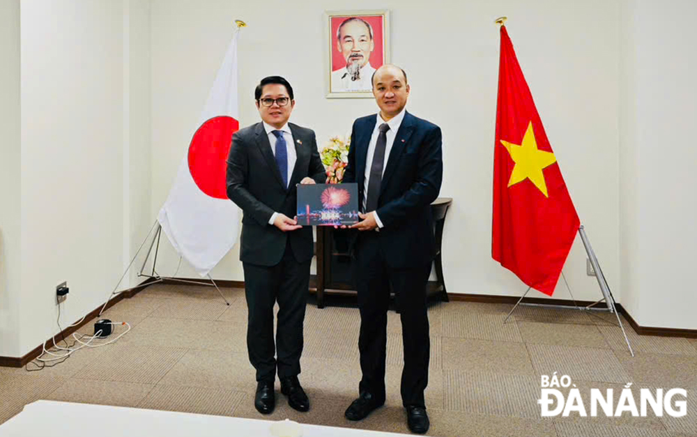 Phó Chủ tịch UBND thành phố Lê Quang Nam (bên trái) trao quà lưu niệm cho Tổng Lãnh sự Việt Nam tại Osaka Ngô Trịnh Hà. Ảnh: Đoàn công tác