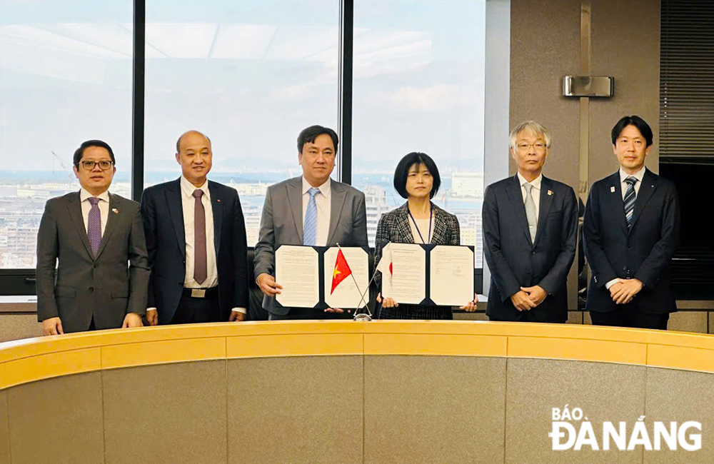 The Department of Natural Resources and Environment of Da Nang signed a Memorandum of Understanding with the Department of Environment of Sakai City on the carbon neutral city project. Photo: Working group