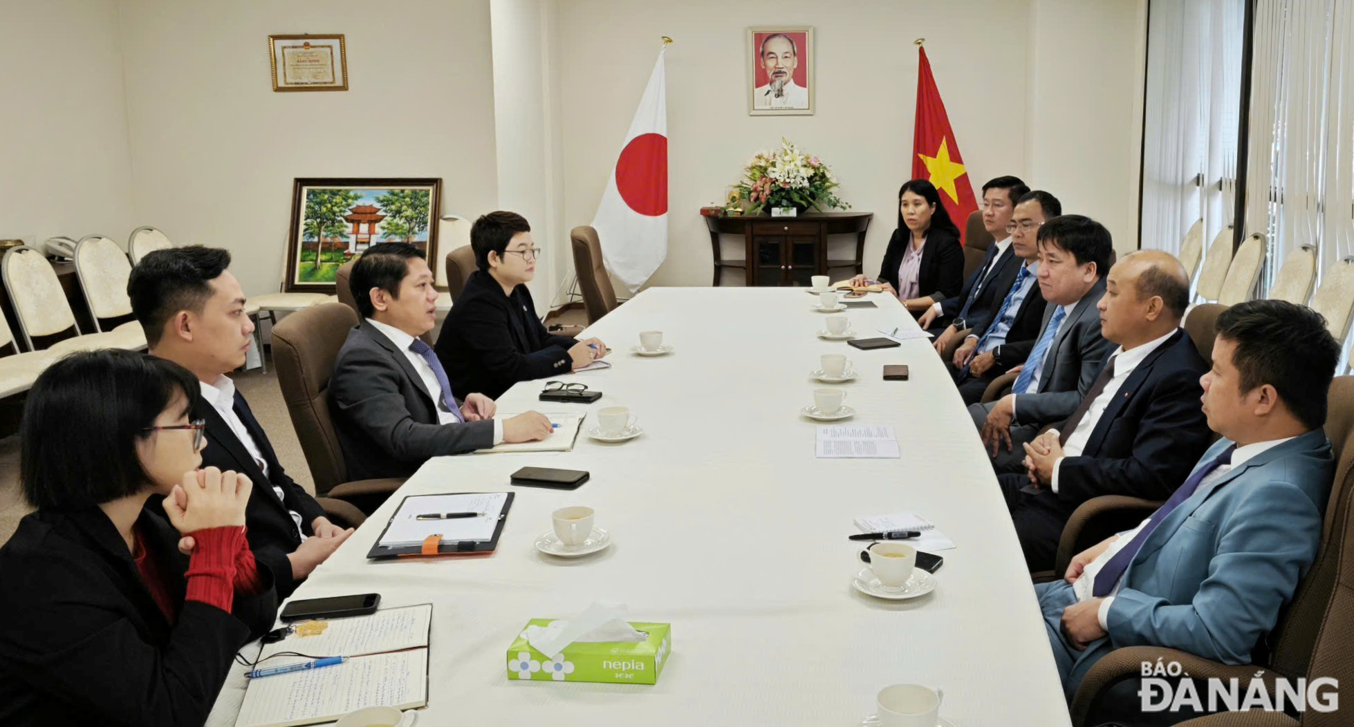 The delegation of Da Nang (right) held a talk with the Consulate General of Viet Nam in Osaka (Japan). Photo: Working delegation