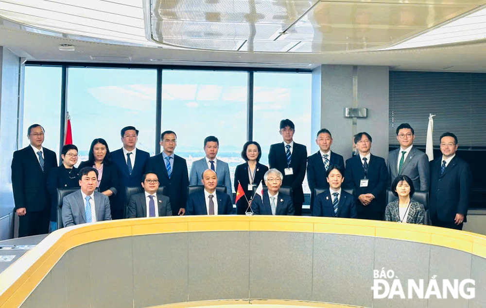 The Da Nang delegation took a souvenir photo with Sakai City. Photo: Working delegation 