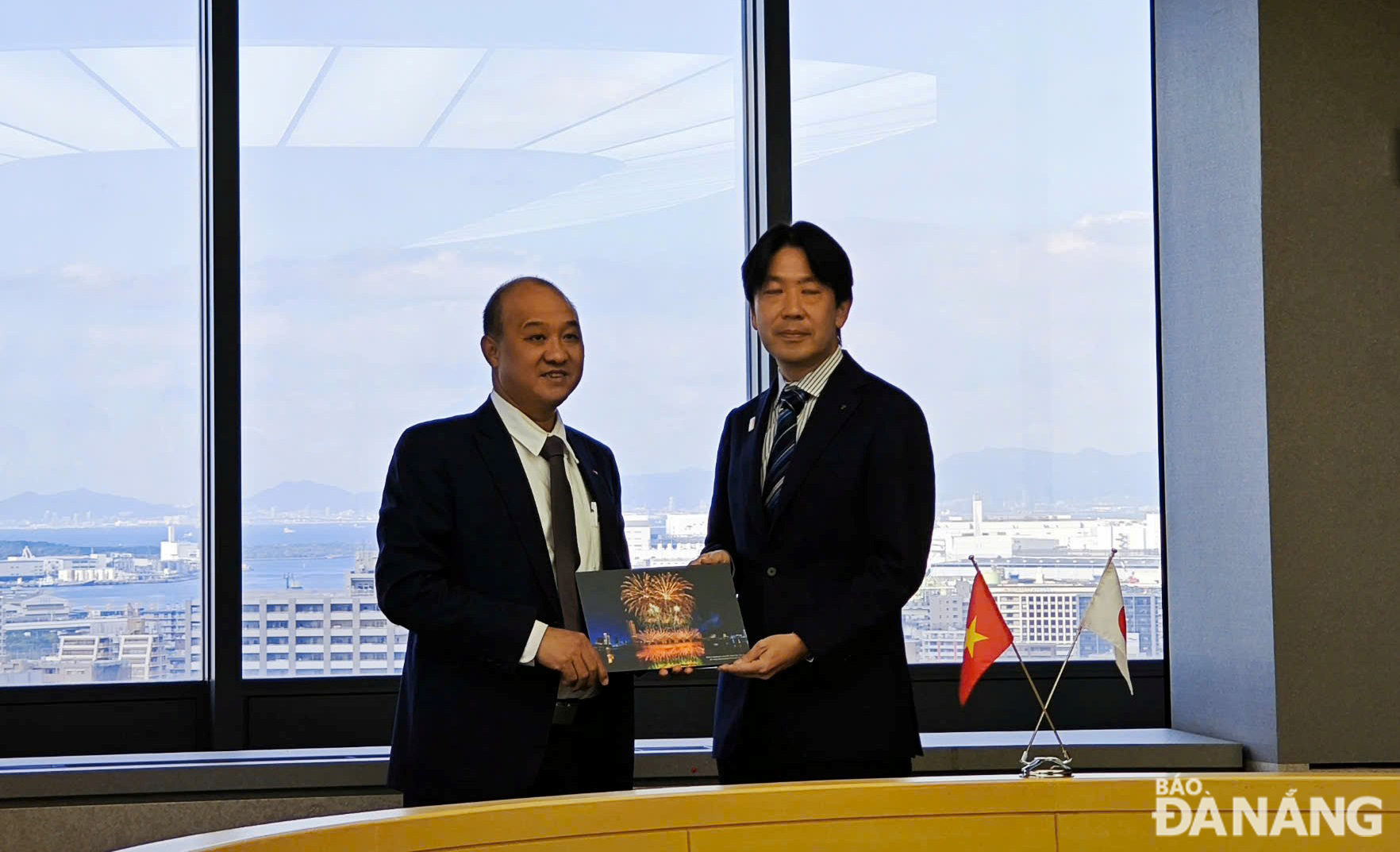 Vice Chairman of Da Nang People's Committee Le Quang Nam (left) presented a souvenir to Vice Mayor of Sakai City. Photo: Working delegation 