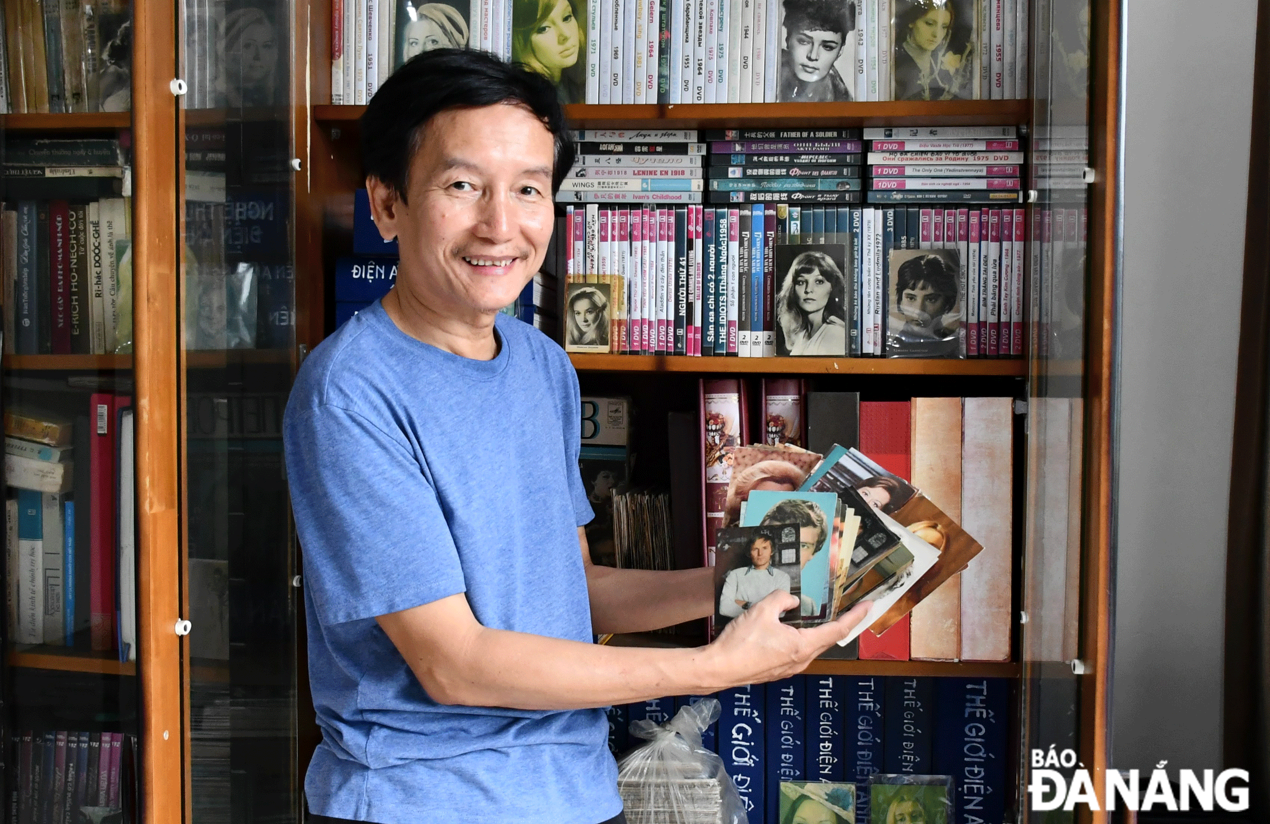 Mr. Tran Thanh Phong owns nearly 2,000 postcards featuring film actors produced during the Soviet era. Photo: T.Y