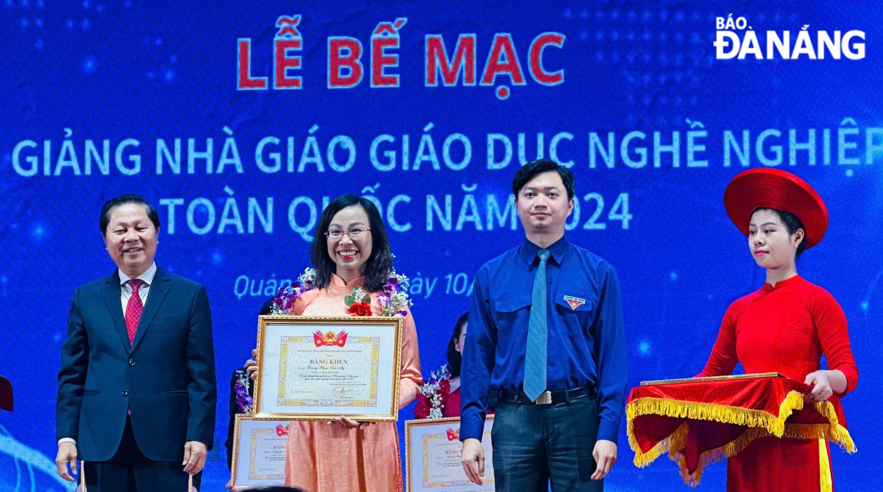 Mrs. Duong Phan Tra My, a lecturer of the Faculty of Tourism of the Da Nang Vocational Training College, received a Certificate of Merit at the event. Photo: V.A