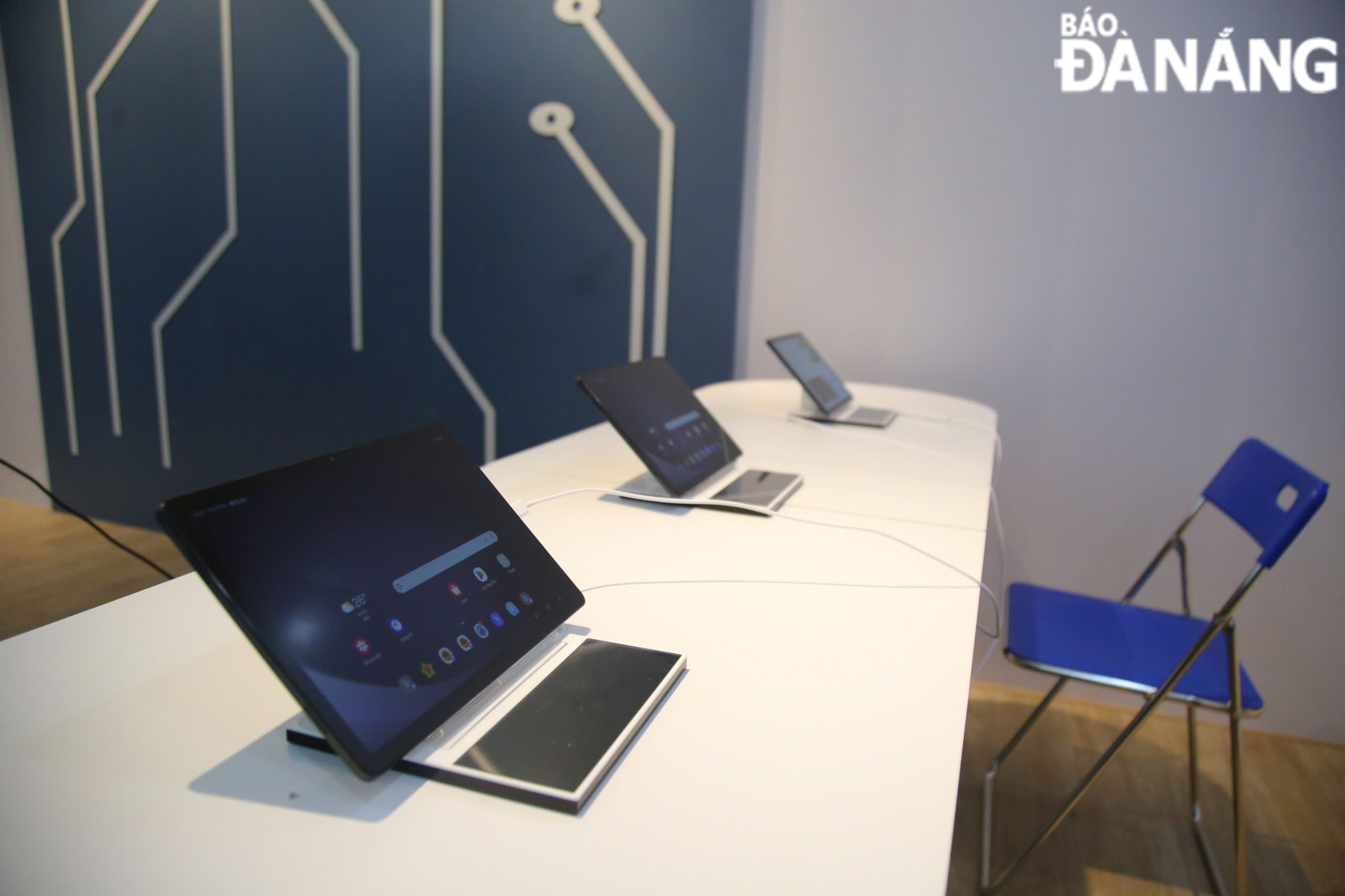 The space is equipped with basic technology devices including 1 touch screen, 3 tablets, a laptop and an information search kiosk. Photo: CHIEN THANG